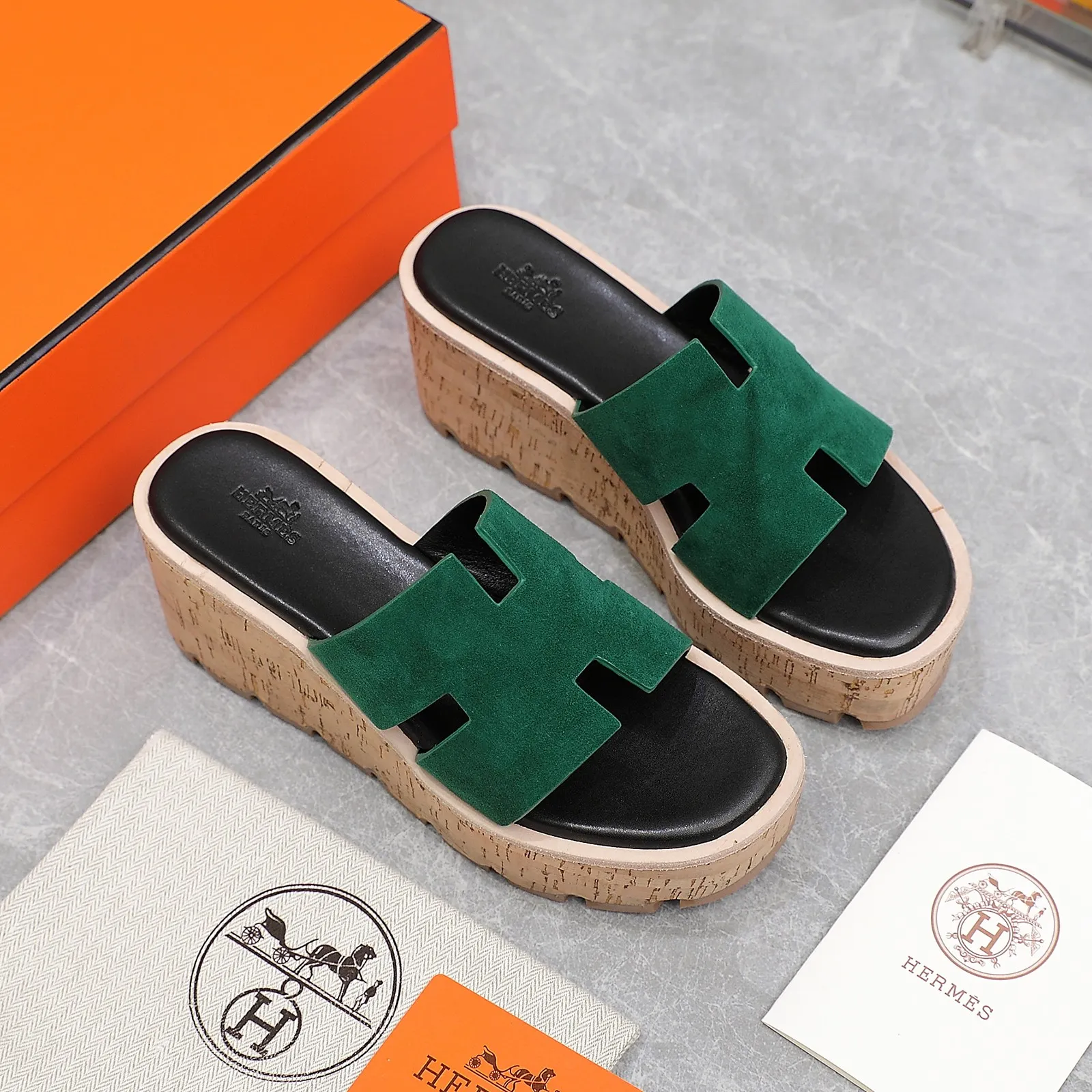 👟👟Ex-factory price 560👟👟 💥2024💥Hermès will continue the classic in 2022 Hermès Wood Grain Wedge H Slippers Hermès’ wedge sandals are the simplest, most durable and elegant I have ever seen! ! ! You can hold any style, the height of the 6cm wedge heel is easy to control, and the colors are all matching. The upper and the feet have her unique style, be sure to buy this one, it is truly classic, easy to wear and look good! Fabric: Imported cowhide, sheepskin lining, sheepskin feet, Italian original leather outsole welt, log water pine wrapped water table, rubber non-slip original outsole Color: 11 colors Code number: 35-40 Full set of original packaging